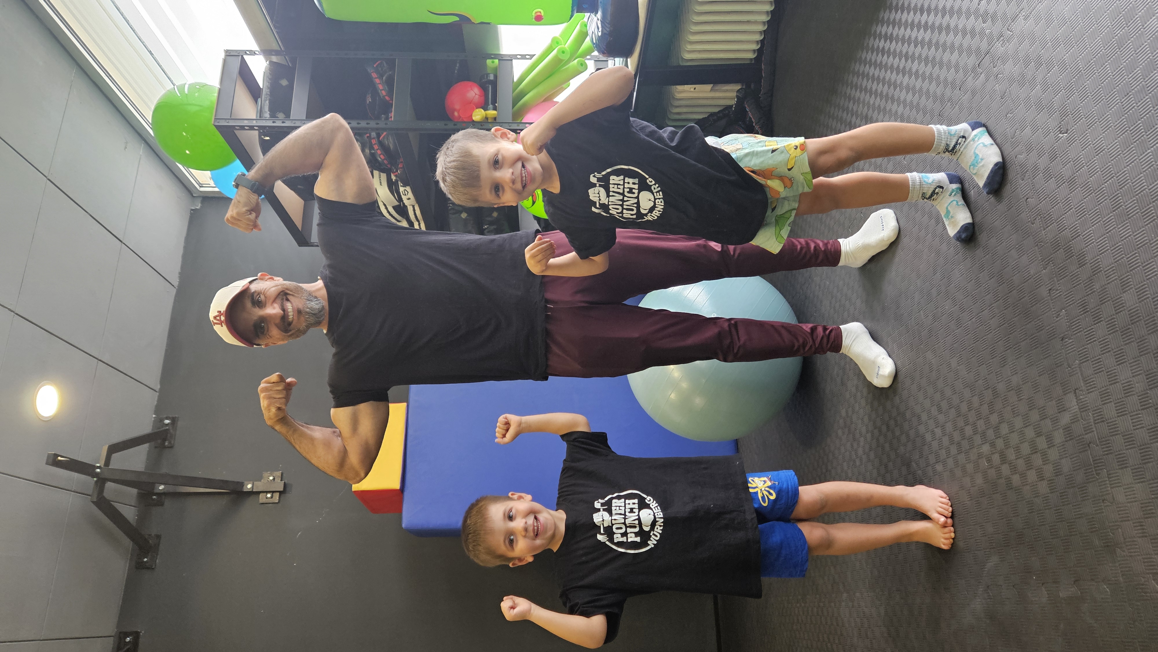 Coach Mo mit zwei Jungs