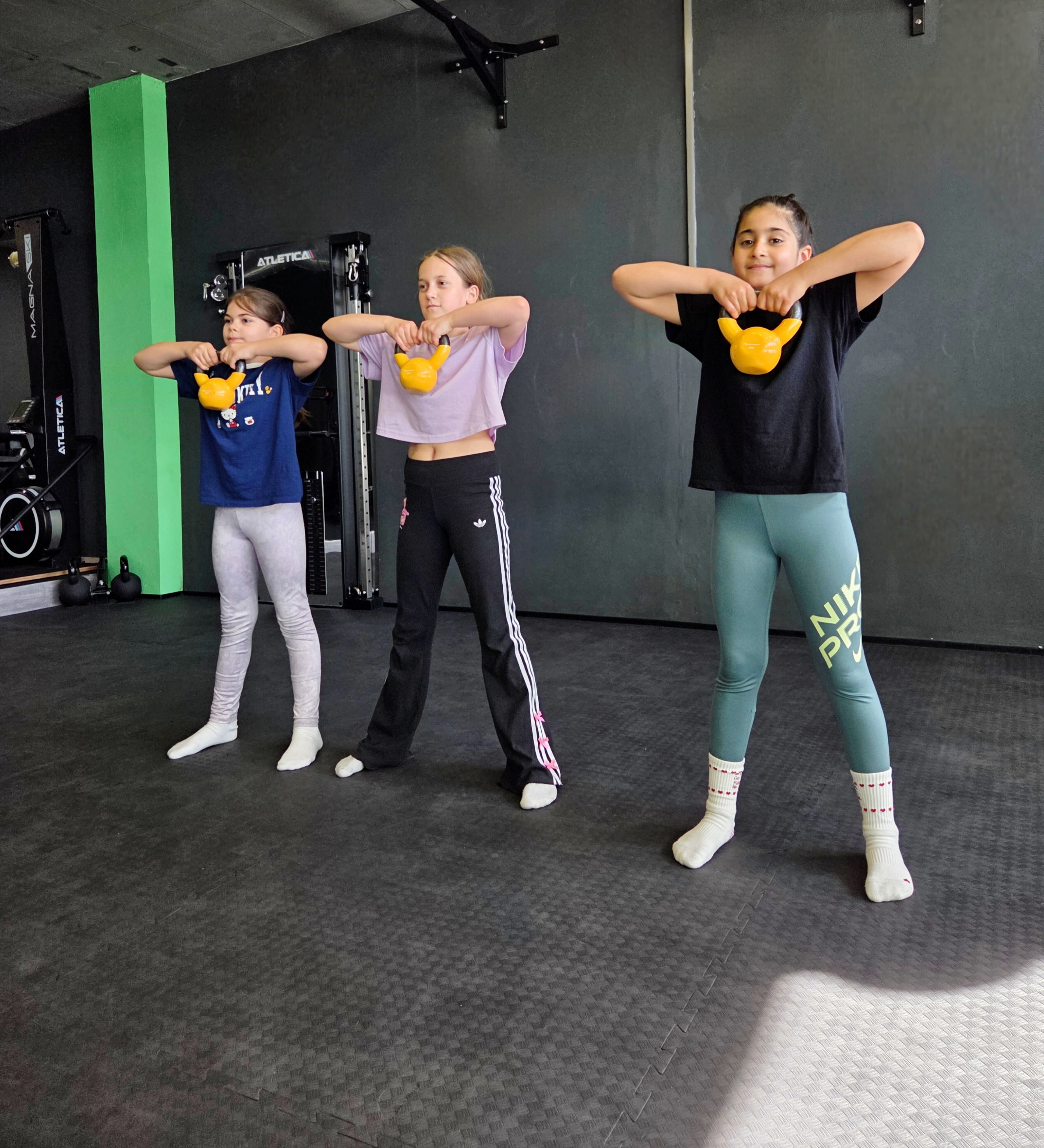 Mädchen beim Kettlebell-Training