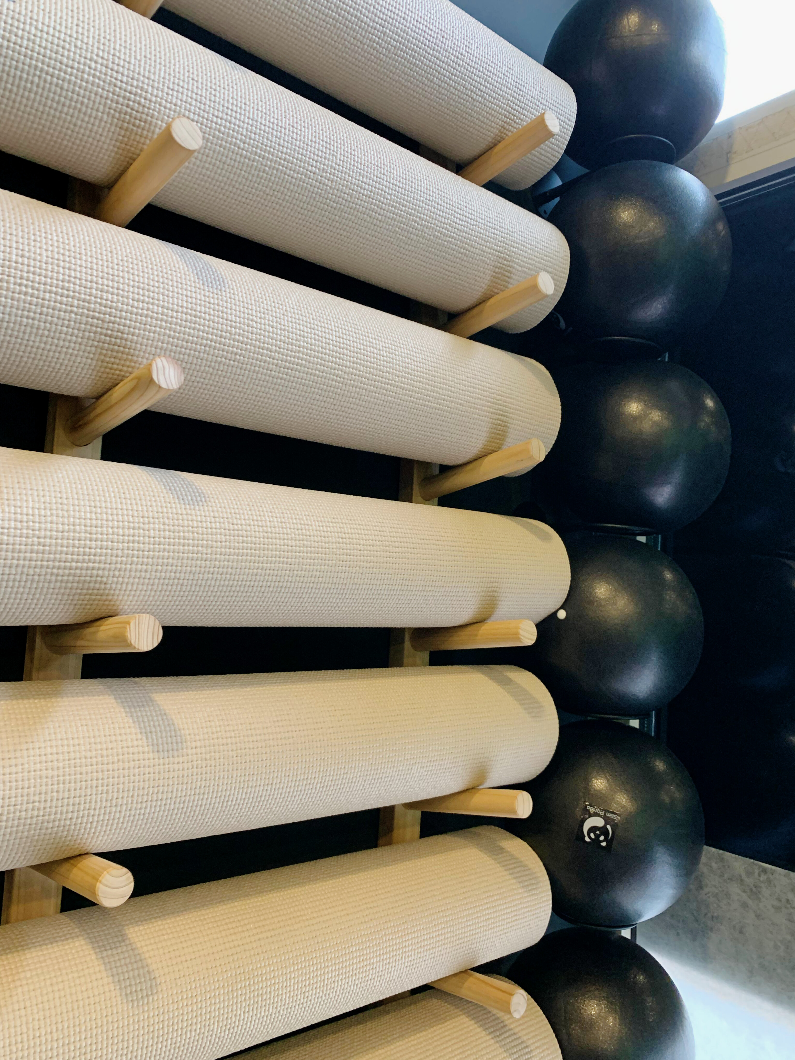 Pilatesmatten und Bälle