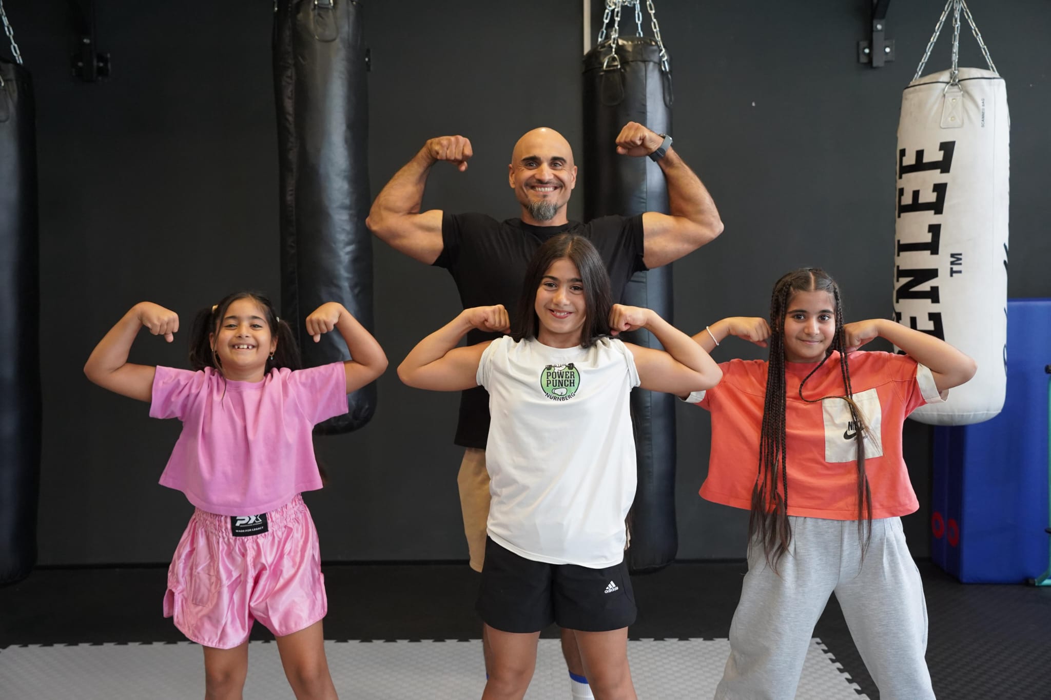 Coach Mo mit drei Kindern beim Training — Power Punch Nürnberg